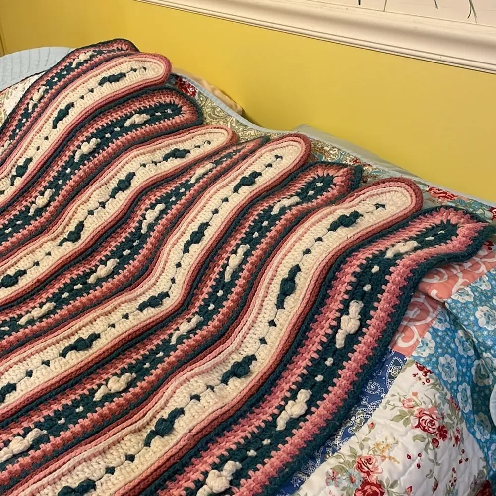 GOURGEOUS HAND‎ CROCHETED AFGHAN IN DUSTY ROSE AND BLUE